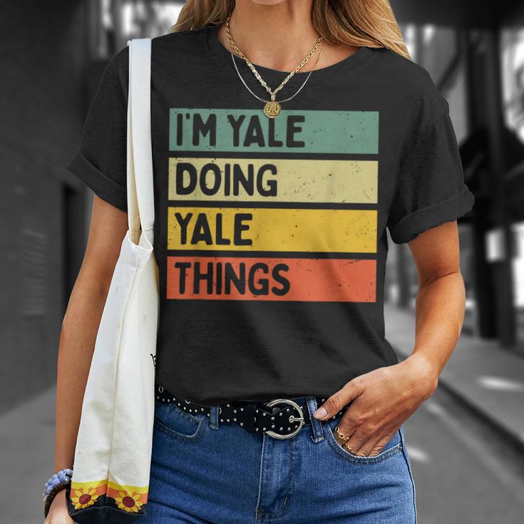 I'm Yale Doing Yale Things 面白い名言 Tシャツ 彼女への贈り物