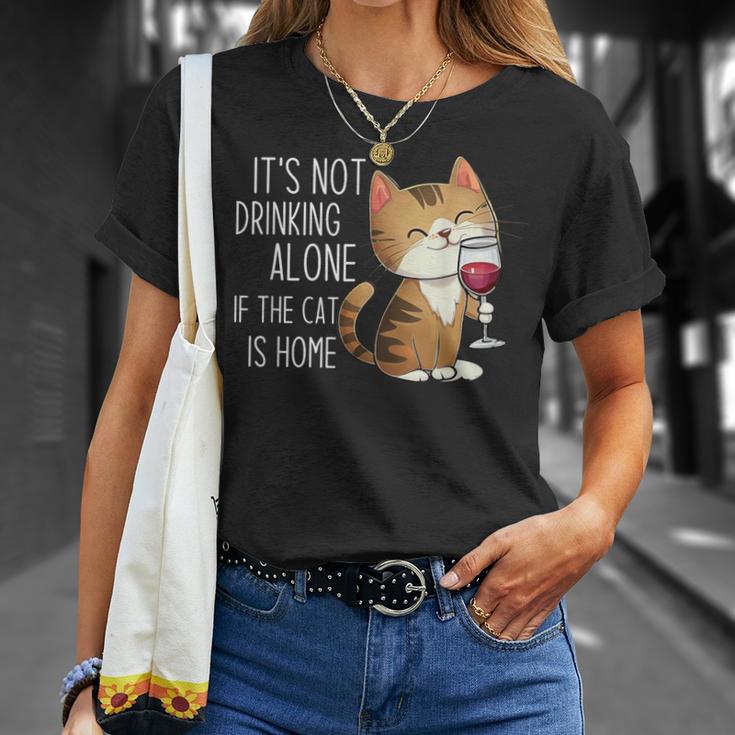 It's Not Drinking Alone If The Cat Is Home 面白い猫とワイン Tシャツ 彼女への贈り物