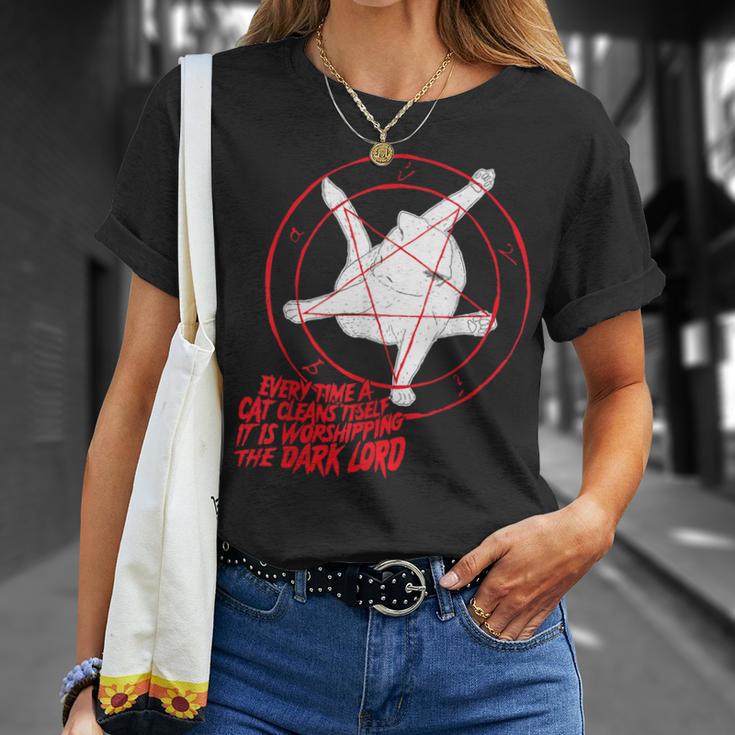 Jedes Mal Wenn Eine Katzeich Reinigterehrt Den Dunklen Herrn T-Shirt Geschenke für Sie