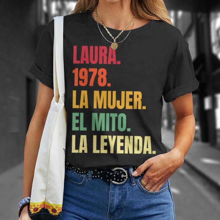 Laura 44 Cumpleaños Regalo Años Divertido Decoración Cuello Camiseta unisex Regalos para ella