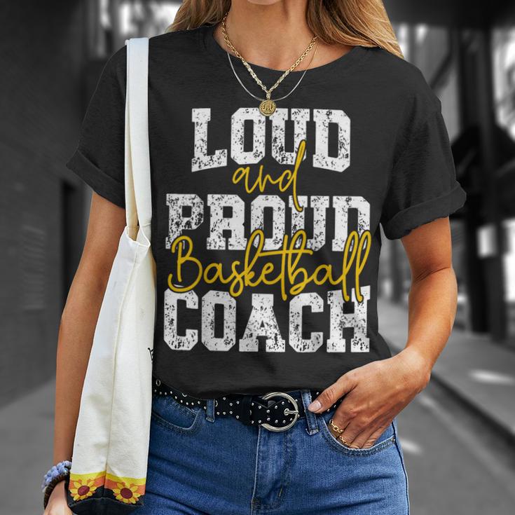 Loud And Proud Entrenador De Baloncesto Camiseta unisex Regalos para ella
