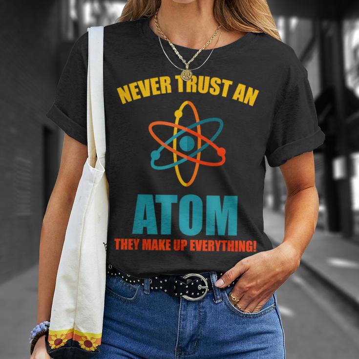Never Trust An Atom グラフィック皮肉tシャツ Tシャツ 彼女への贈り物