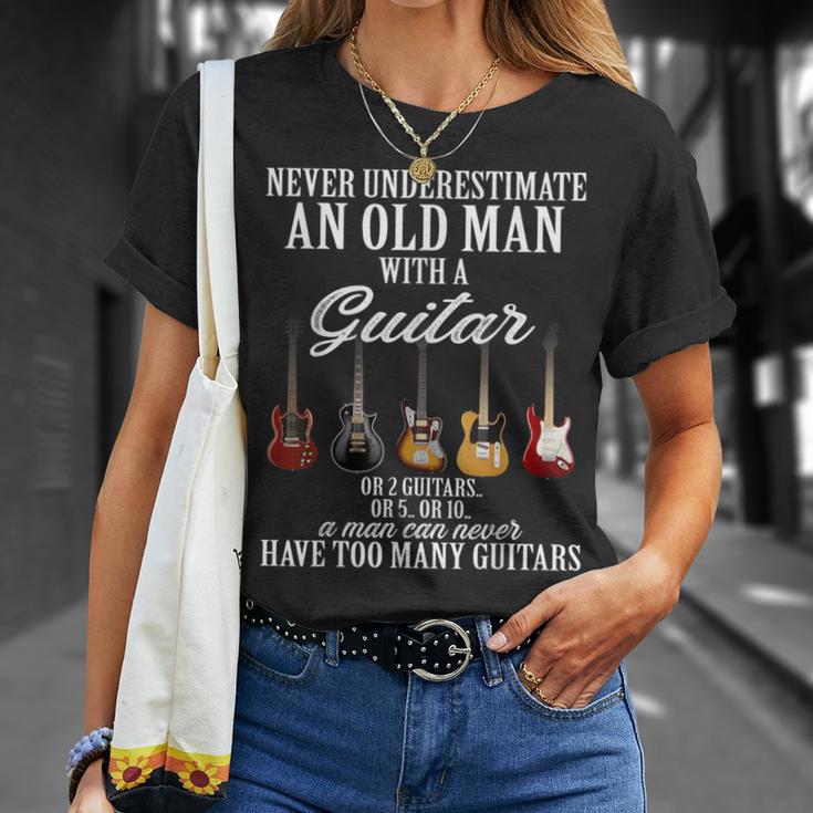 Never Underestimate An Old Man With A Guitar Tシャツ 彼女への贈り物