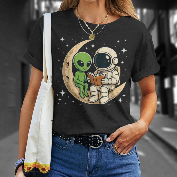 Reading Astronaut & Alien Reading Bookworm Reader T-Shirt Gifts for Her