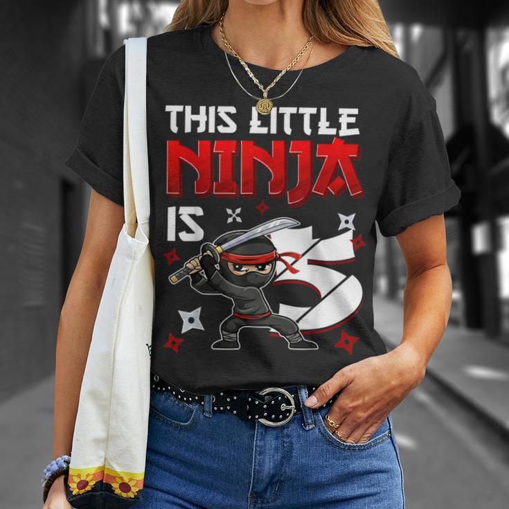 This Little Ninja Is 5歳 5歳の誕生日 忍者 男の子 キッズ Tシャツ 彼女への贈り物