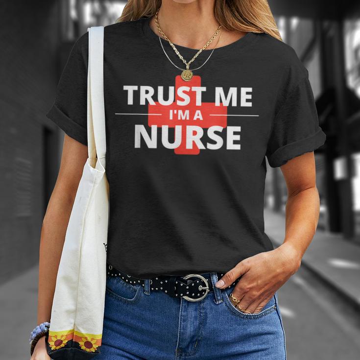 Trust Me Im A Nurseシャツは、すべての看護師、家族、友人に贈ることができます。 Tシャツ 彼女への贈り物