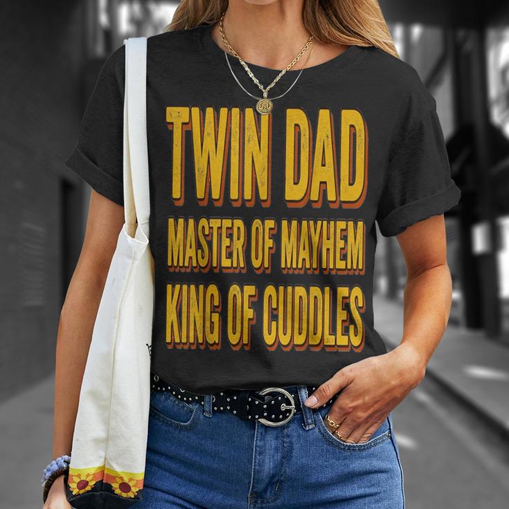 Twin Dad 父の日 ツインダッド メイヘムのマスター 抱きしめる王様 Tシャツ 彼女への贈り物