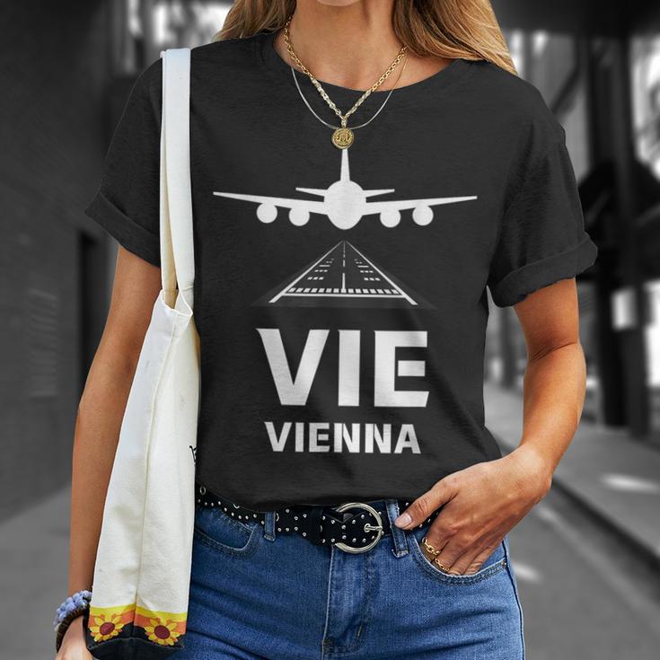Vie 空港 ウィーン オーストリア 飛行機 滑走路に着陸 Tシャツ 彼女への贈り物
