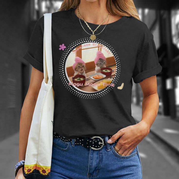 おしゃれ子猫のゆるっと癒し もぐもぐタイム Tシャツ 彼女への贈り物