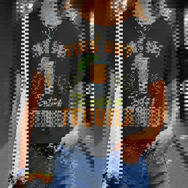 この男にはテキーラが必要だ ドリンク 酒飲み 飲酒 テキーラ Tシャツ 彼女への贈り物