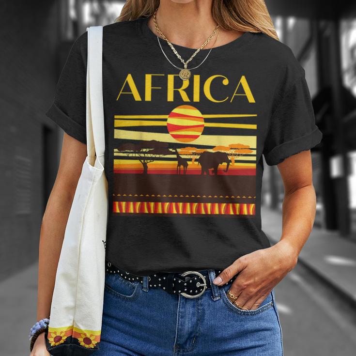 アフリカの衣装と夕日のアフリカの動物。 Tシャツ 彼女への贈り物