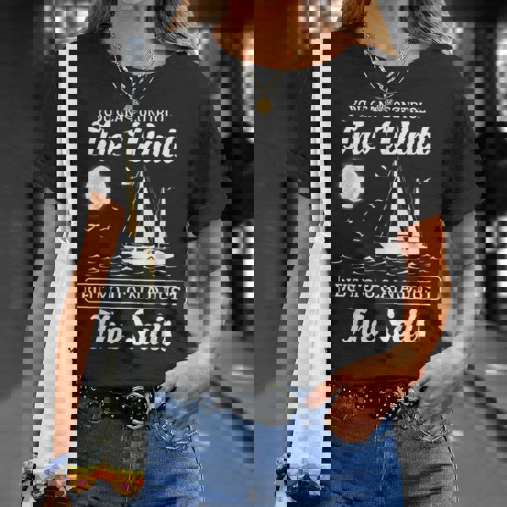 インスピレーションを与えるセーリングの引用句 航海風と帆のデザイン。 Tシャツ 彼女への贈り物