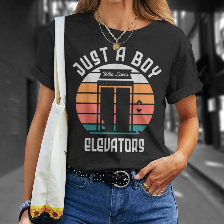 エレベーターが大好きな少年 エレベーターメカニック エレベーター。 Tシャツ 彼女への贈り物