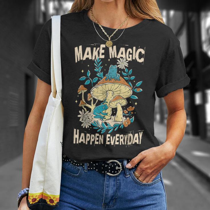 カエルとキノコ。毎日魔法を起こしましょう。 Tシャツ 彼女への贈り物