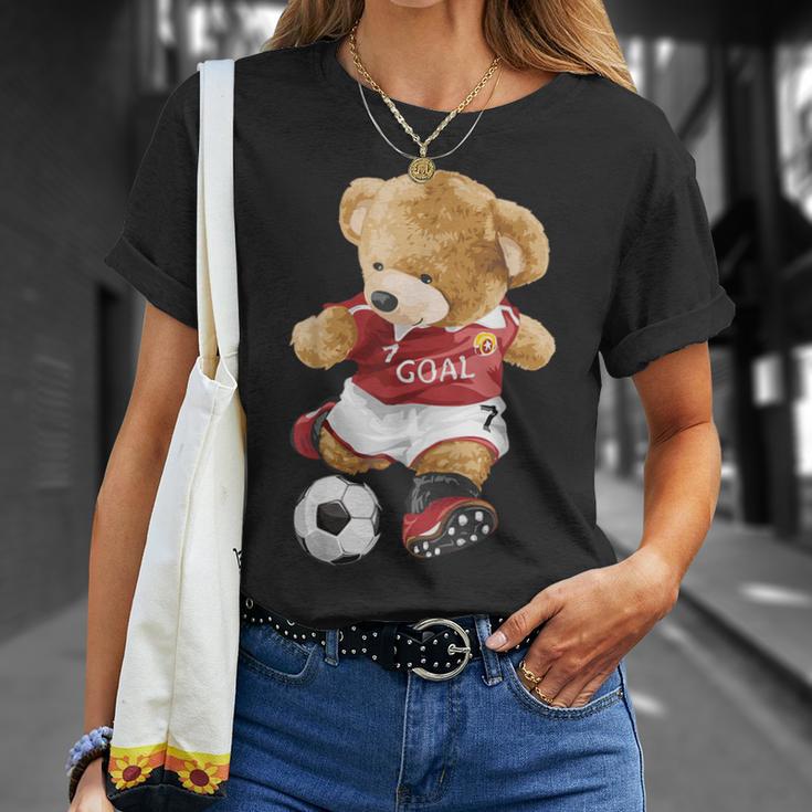 サッカーをするかわいいテディベア。 Tシャツ 彼女への贈り物