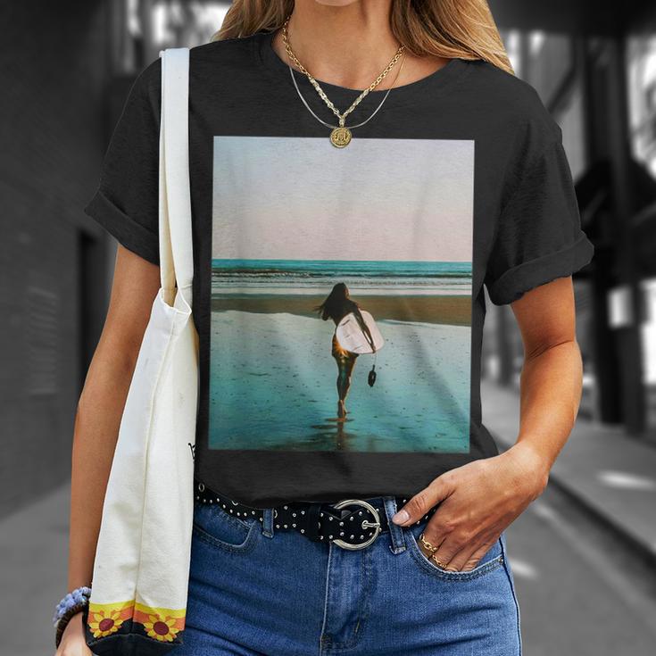 サーファー ガール（写真 リアルフォト）【Surfide サーフサイド】サーフィン 夏・海 ビーチ 砂浜 おしゃれ Tシャツ 彼女への贈り物