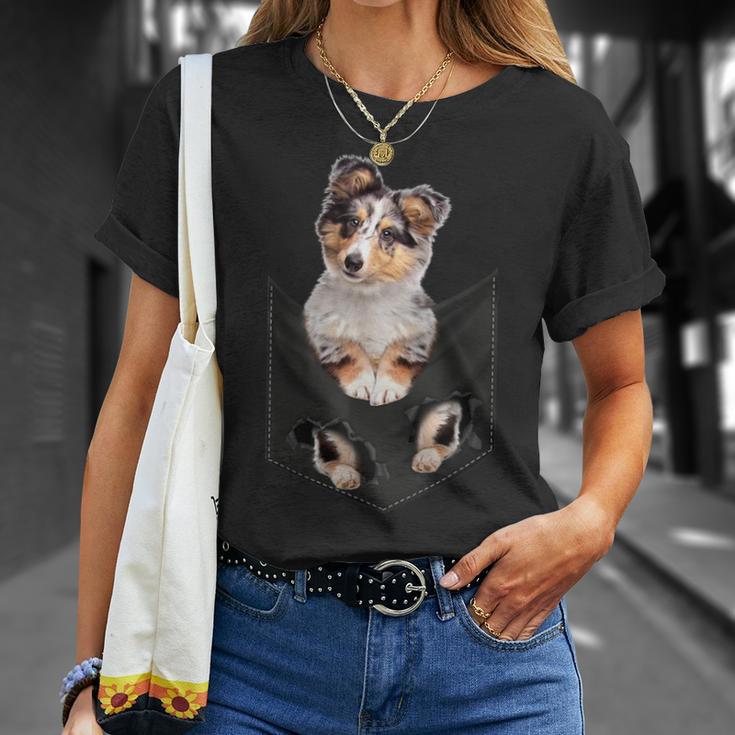 シェルティー犬愛好家のためのポケットに入った面白いシェットランドシープドッグ Tシャツ 彼女への贈り物