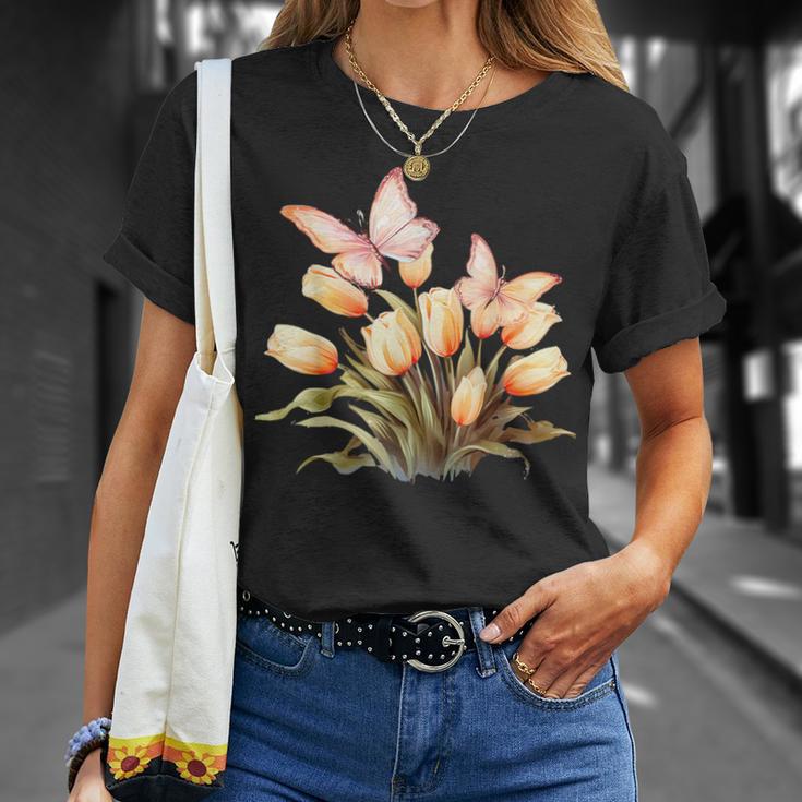 チューリップと蝶の花のデザイン。 Tシャツ 彼女への贈り物