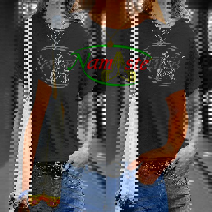 ナマステとラスタカラーヨガ。 Tシャツ 彼女への贈り物