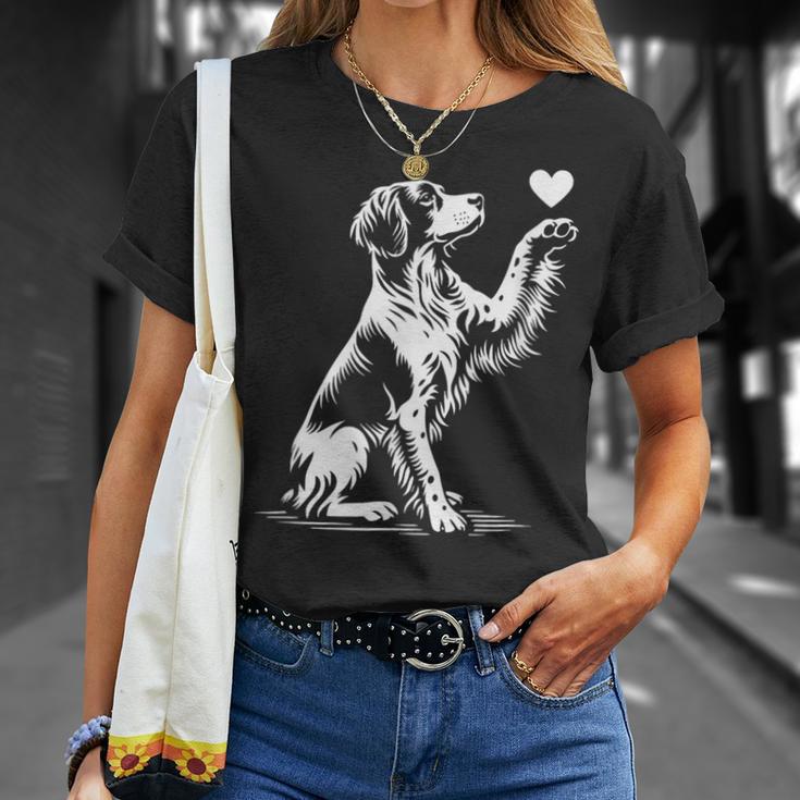 ブリタニー スパニエル お座り犬の心愛のグラフィック デザイン Tシャツ 彼女への贈り物