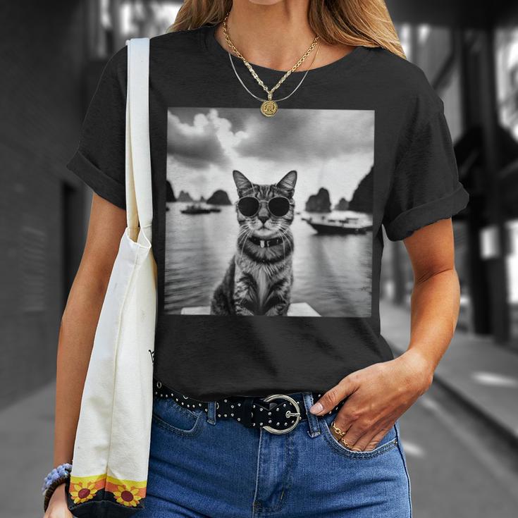 ベトナムのハロン湾でサングラスをかけた猫 Tシャツ 彼女への贈り物