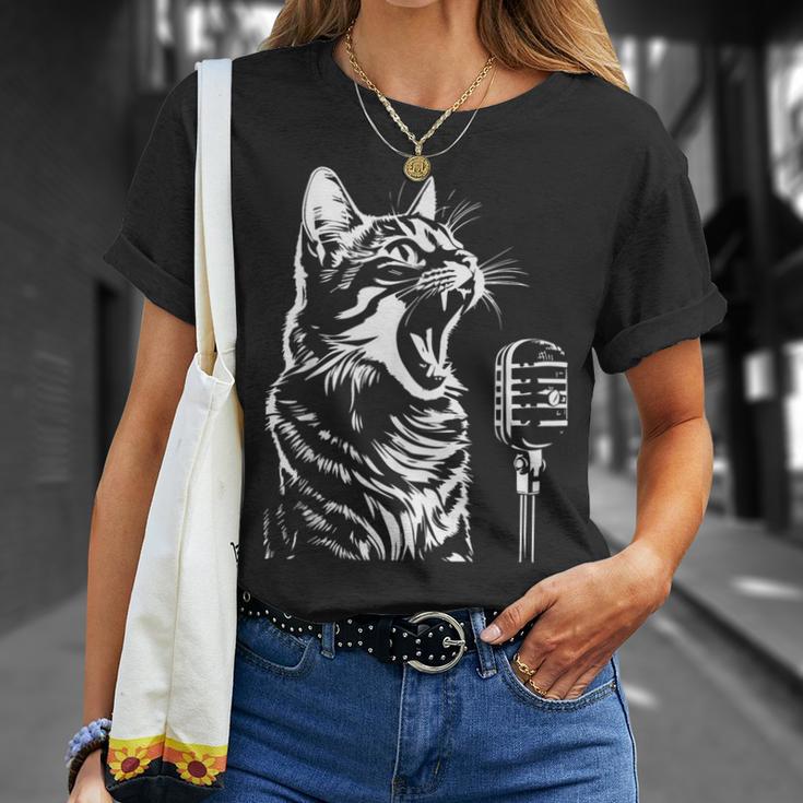 マイクで歌う猫 猫歌手 Tシャツ 彼女への贈り物