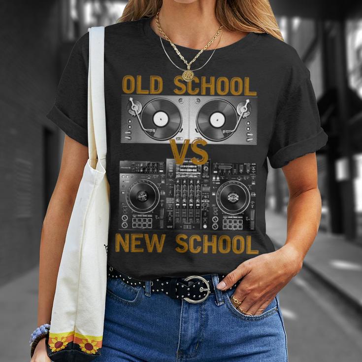 ミュージックdjs オールドスクールvs ニュースクールターンテーブル Tシャツ 彼女への贈り物