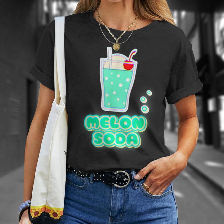 メロンソーダ／クリームソーダ 夏 （デリシャス スイーツ）昭和レトロ ポップ 80S かわいい イラスト Tシャツ 彼女への贈り物