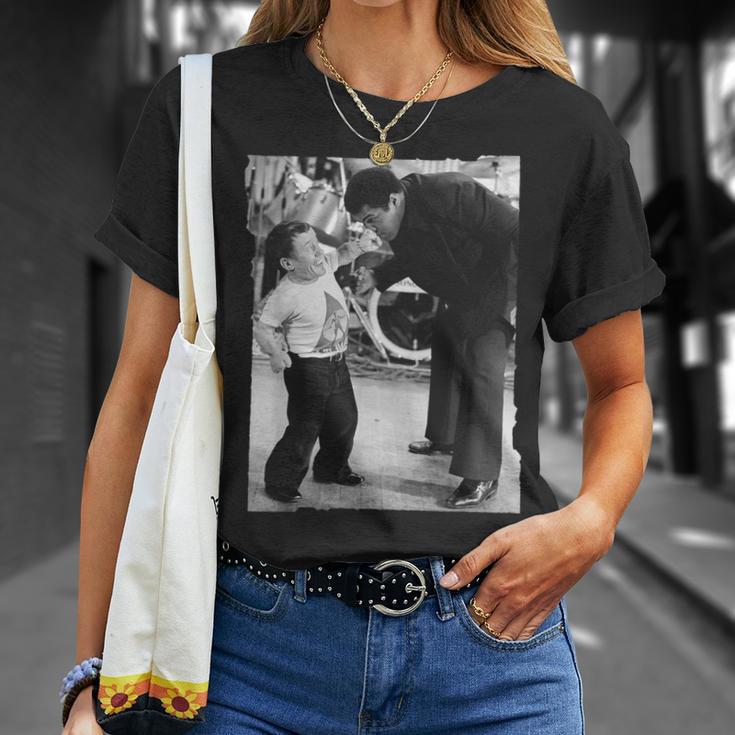 モハメド・アリとケニー・ベイカーのファイトシーンバラエティ番組1979 Tシャツ 彼女への贈り物