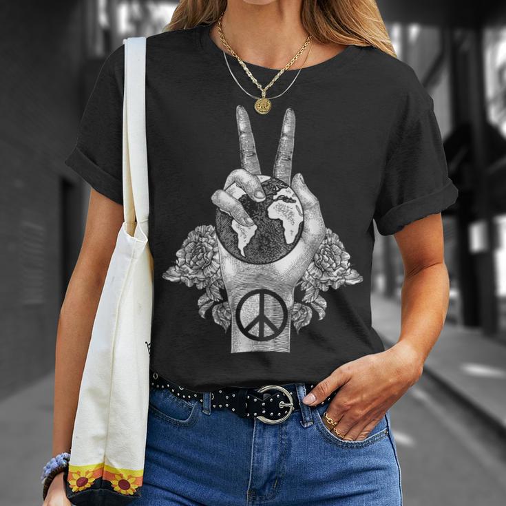 ワールドピース アースデイ セレブレーション ピースサイン ハンドジェスチャー Tシャツ 彼女への贈り物
