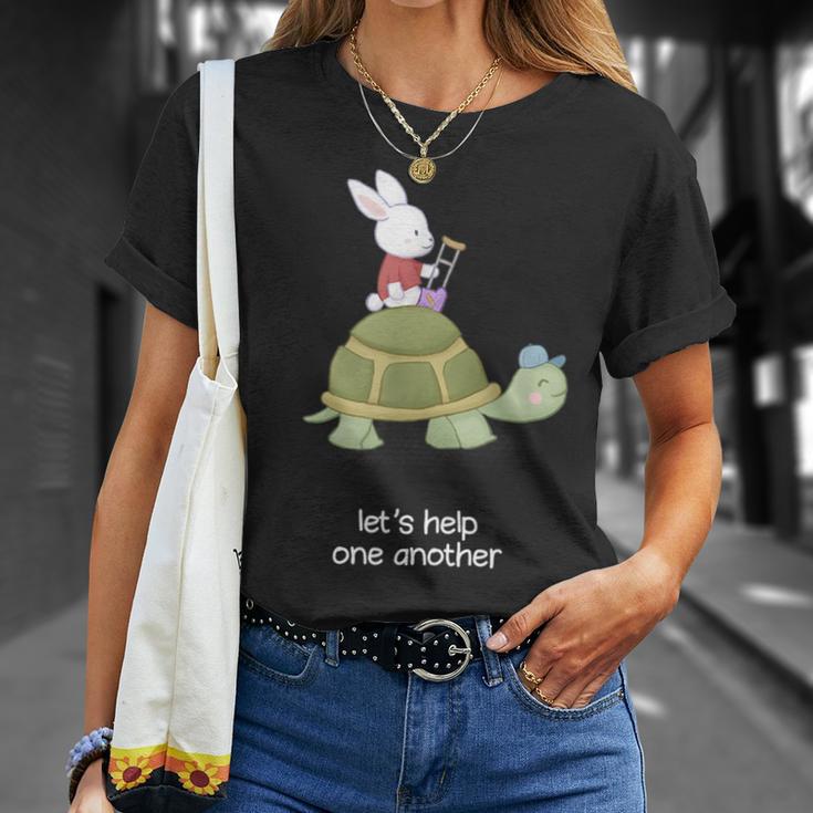 亀とウサギ もう一人を助けましょう Tシャツ 彼女への贈り物