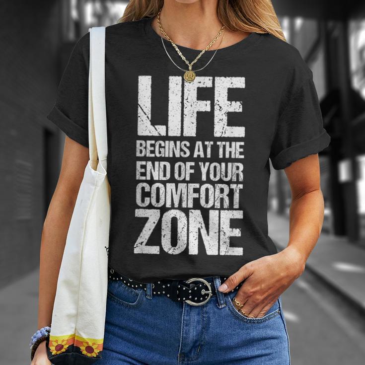 人生は快適ゾーンの終わりから始まります Tシャツ 彼女への贈り物