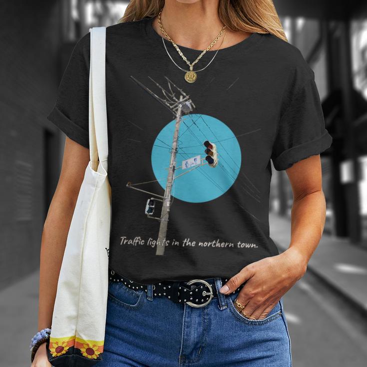 信号機、北の街。 道路 レトロ 港町 ストリート 電線 Tシャツ 彼女への贈り物