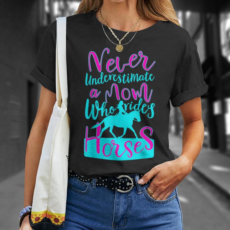 女の子のための馬に乗るお母さんのデザインを決して過小評価しないでください。 Tシャツ 彼女への贈り物