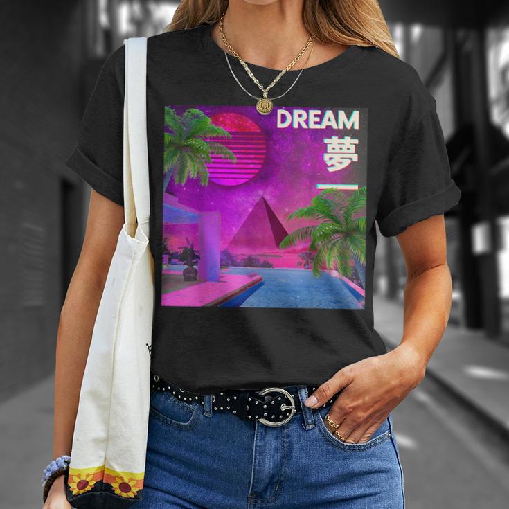 審美的なヴェイパーウェイヴドリーム。ピラミッドのある電気の楽園 Tシャツ 彼女への贈り物