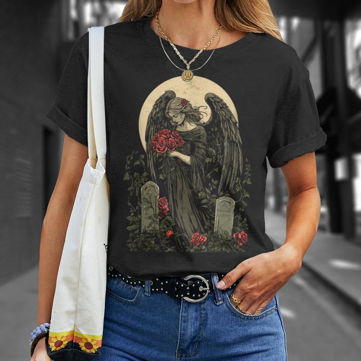 月の前でバラを持つゴシック調の天使 Goth Tシャツ 彼女への贈り物
