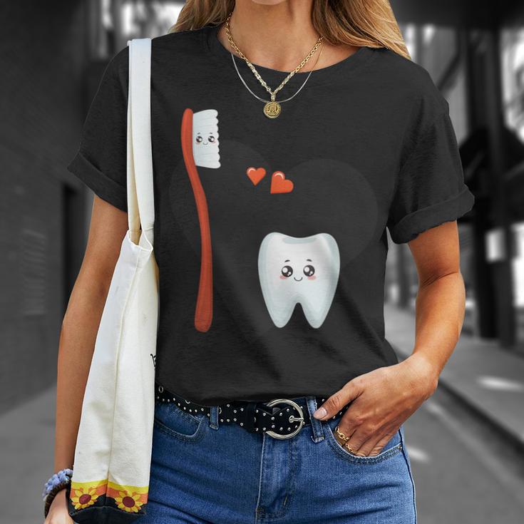 歯ブラシと歯のかわいいイラスト Tシャツ 彼女への贈り物