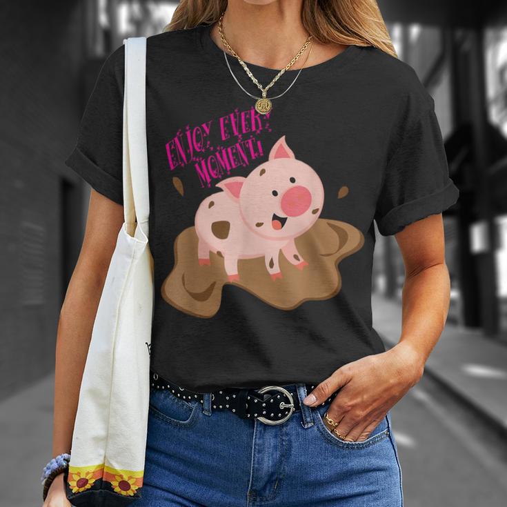 泥遊びをする子豚 すべての瞬間を楽しみましょう！ Tシャツ 彼女への贈り物