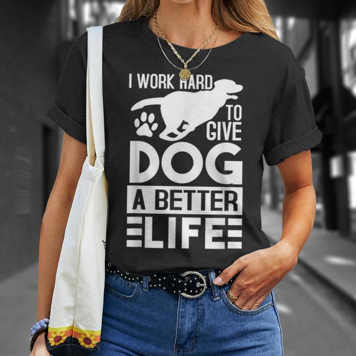 犬により良い生活を送るために一生懸命働いています-面白い犬好き Tシャツ 彼女への贈り物