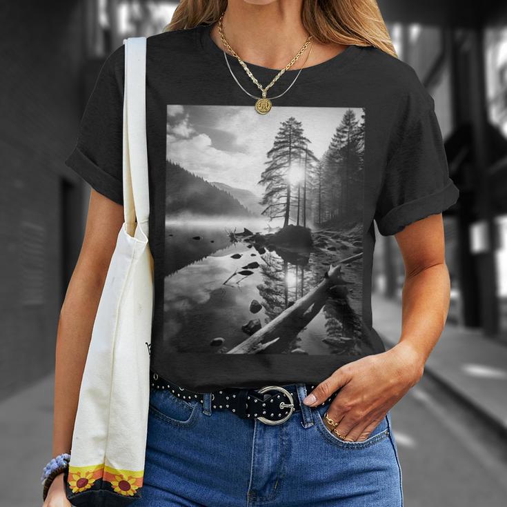 白黒写真 木と川の写真 Tシャツ 彼女への贈り物