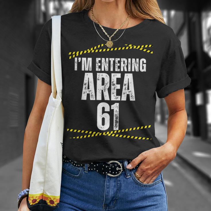 私は61歳の誕生日 おもしろい エリアに入ってる 61歳 Tシャツ 彼女への贈り物