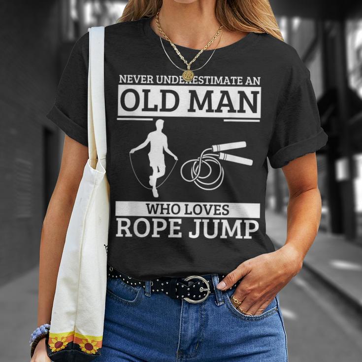 縄跳び 縄跳びが大好きな老人を過小評価しない Tシャツ 彼女への贈り物