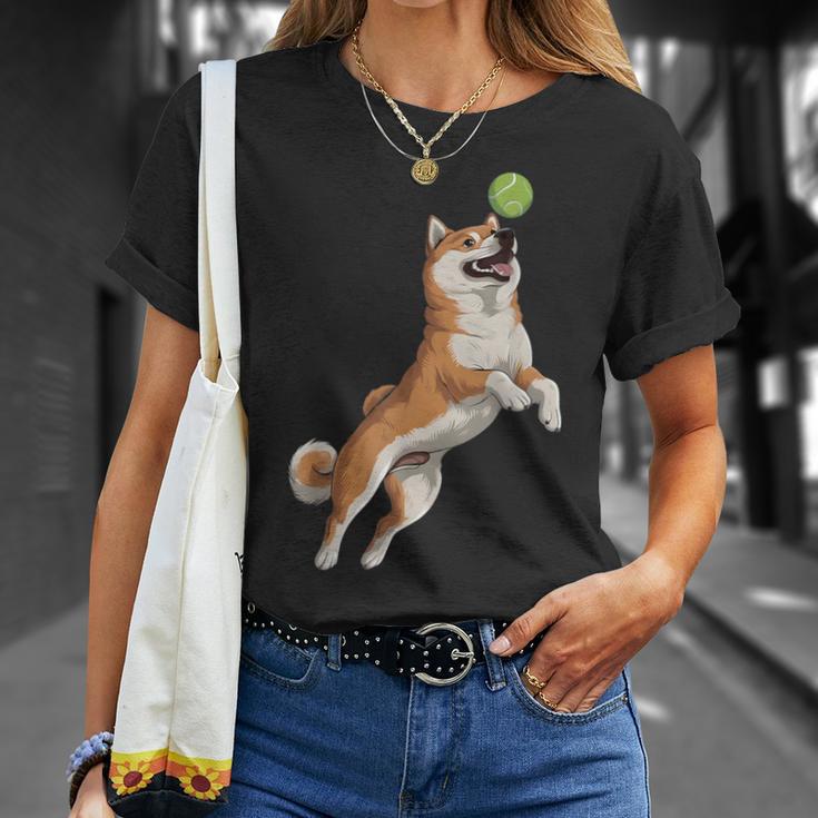 遊び心のある柴犬フェッチ追いかけテニスボール Tシャツ 彼女への贈り物