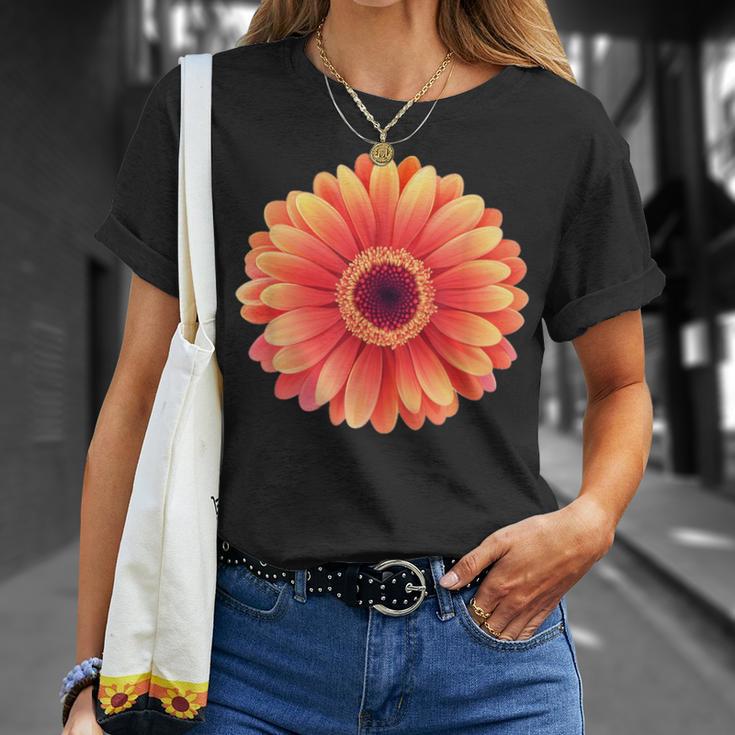 開花期のハンサムなガーベラの花 Tシャツ 彼女への贈り物