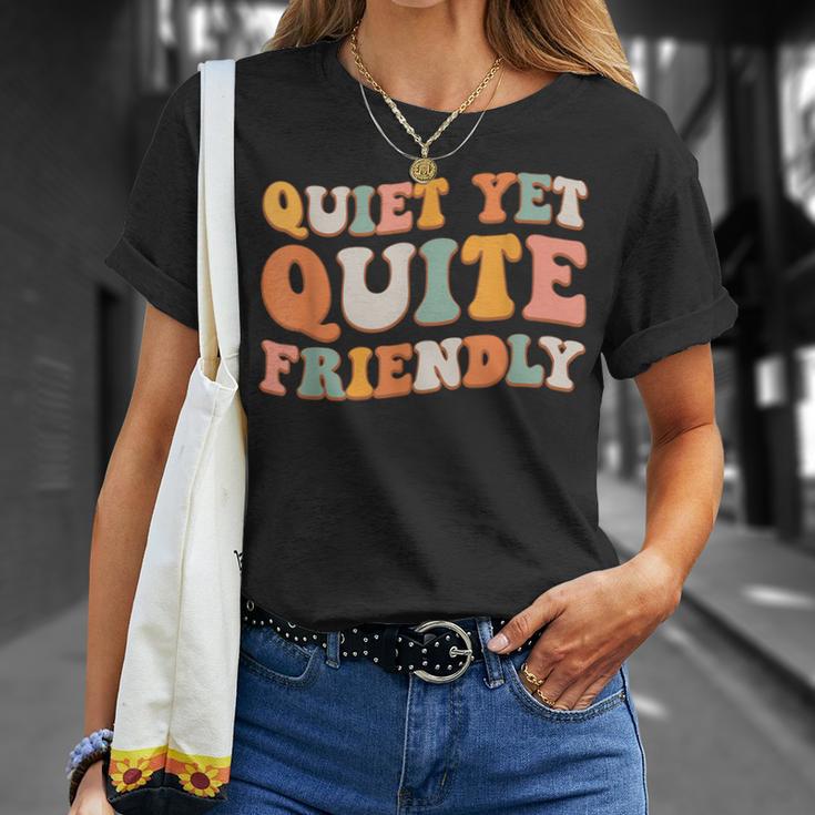 静かでありながらとても親しみやすいです Tシャツ 彼女への贈り物