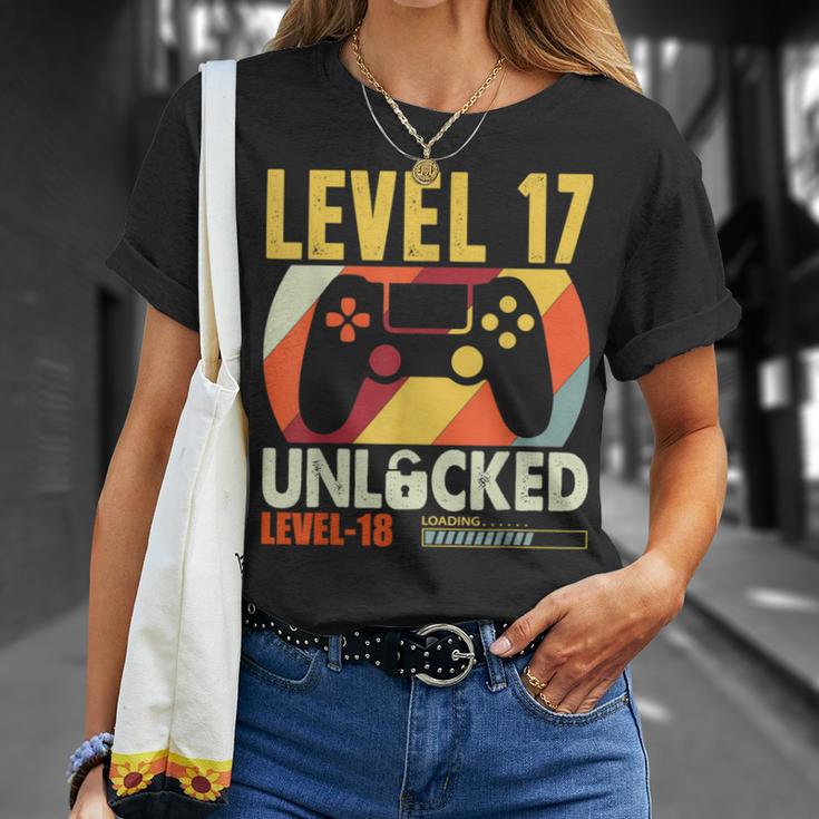 面白い17歳の誕生日 17歳 ギフト レベル17 アンロック Tシャツ 彼女への贈り物