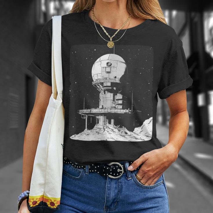 面白いスペースオデッセイムーンベースエンブレム。 Tシャツ 彼女への贈り物