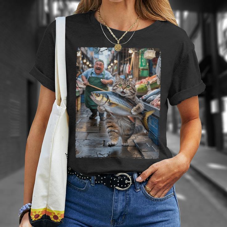 面白い猫が市場で魚を盗む猫好きの楽しみ。 Tシャツ 彼女への贈り物