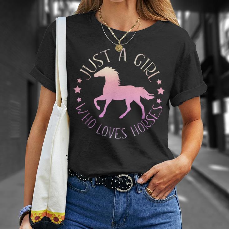 馬を愛するただの女の子乗馬のための面白い引用 Tシャツ 彼女への贈り物
