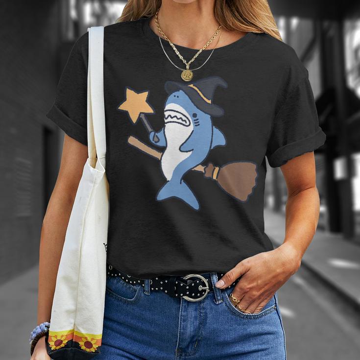 魔法を使いそうなサメ ハロウィン Tシャツ 彼女への贈り物